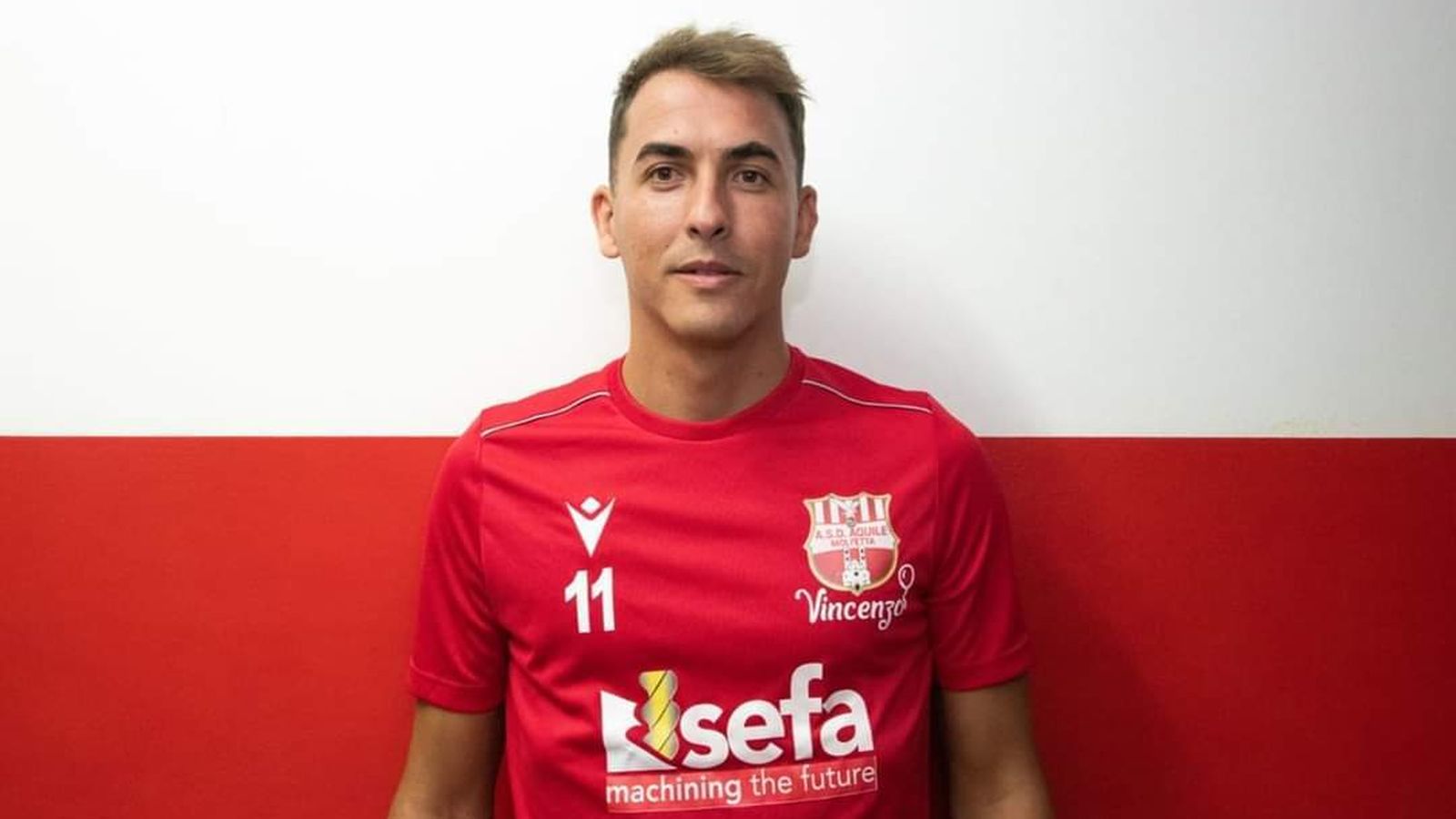 Koseky posa para 'el Día' con la camiseta de su nuevo equipo.