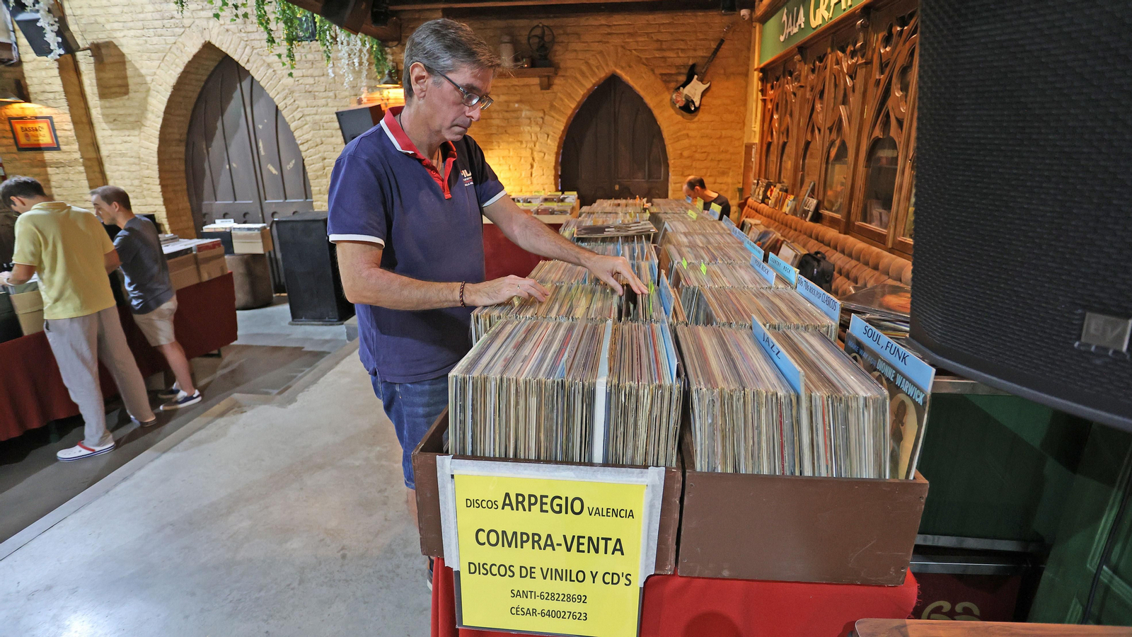 Buen ambiente en la I Feria del Disco en la Plaza Canterbury de Jerez
