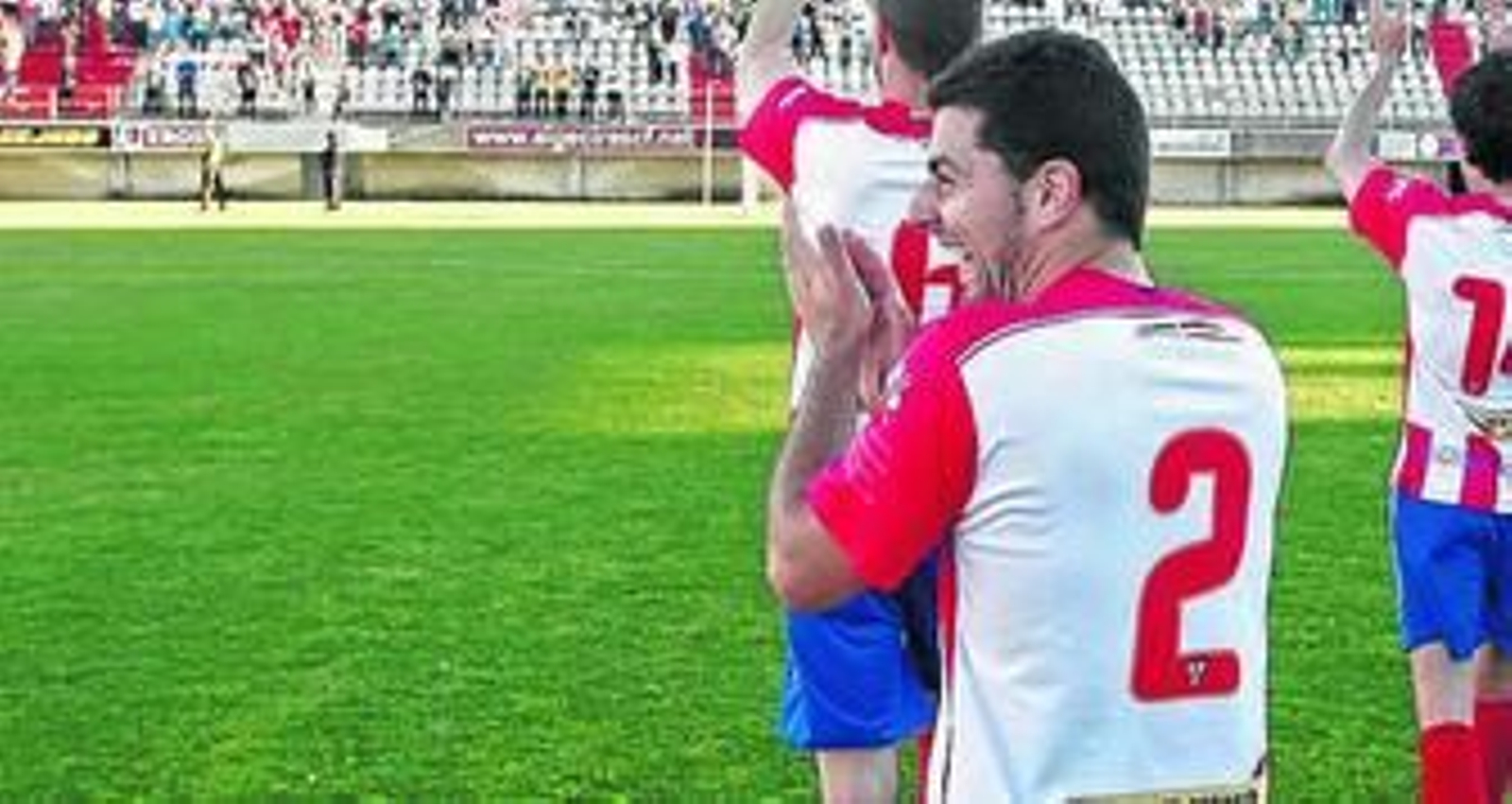 Máiquez, el dos algecirista, aplaude a la grada.