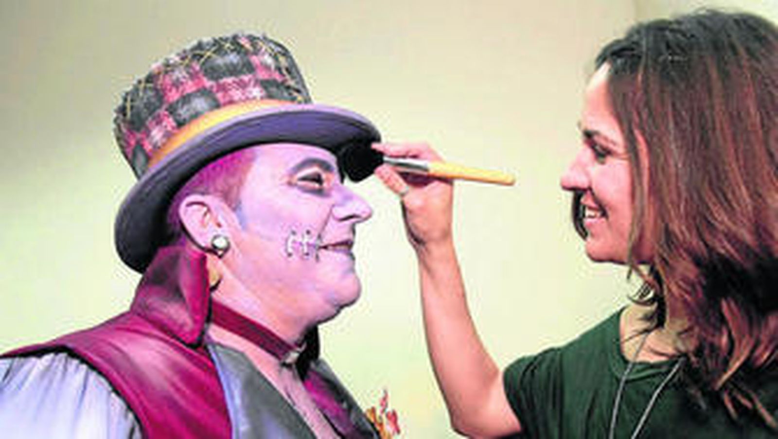 Juan Fernández recibiendo los últimos retoques de la maquilladora de su comparsa.