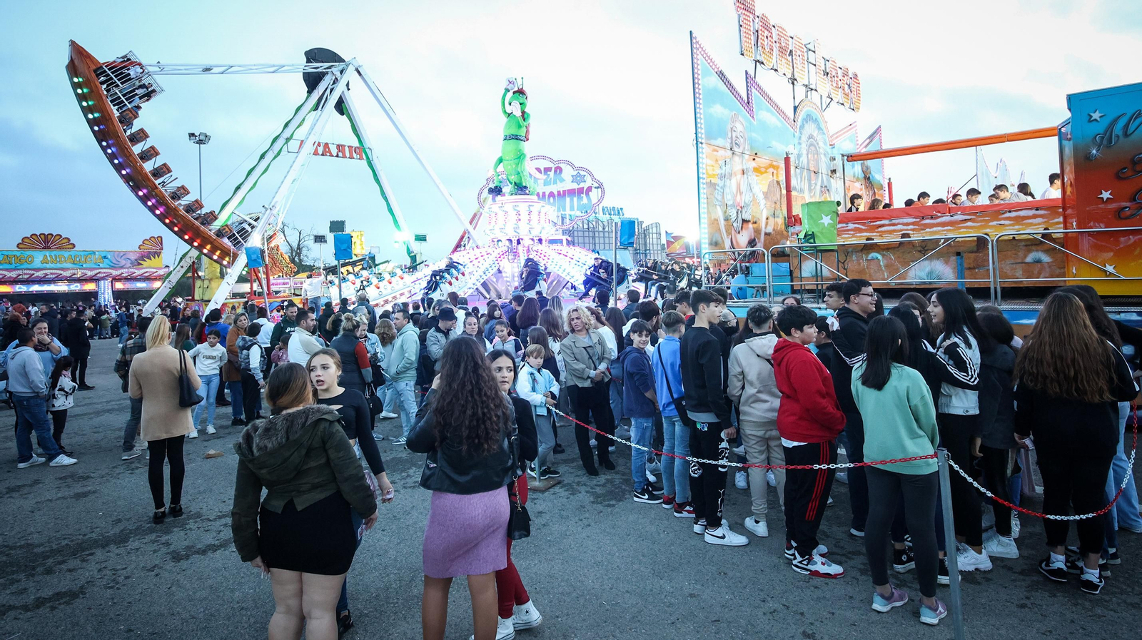 Lleno absoluto en el parque de atracciones de Jerez