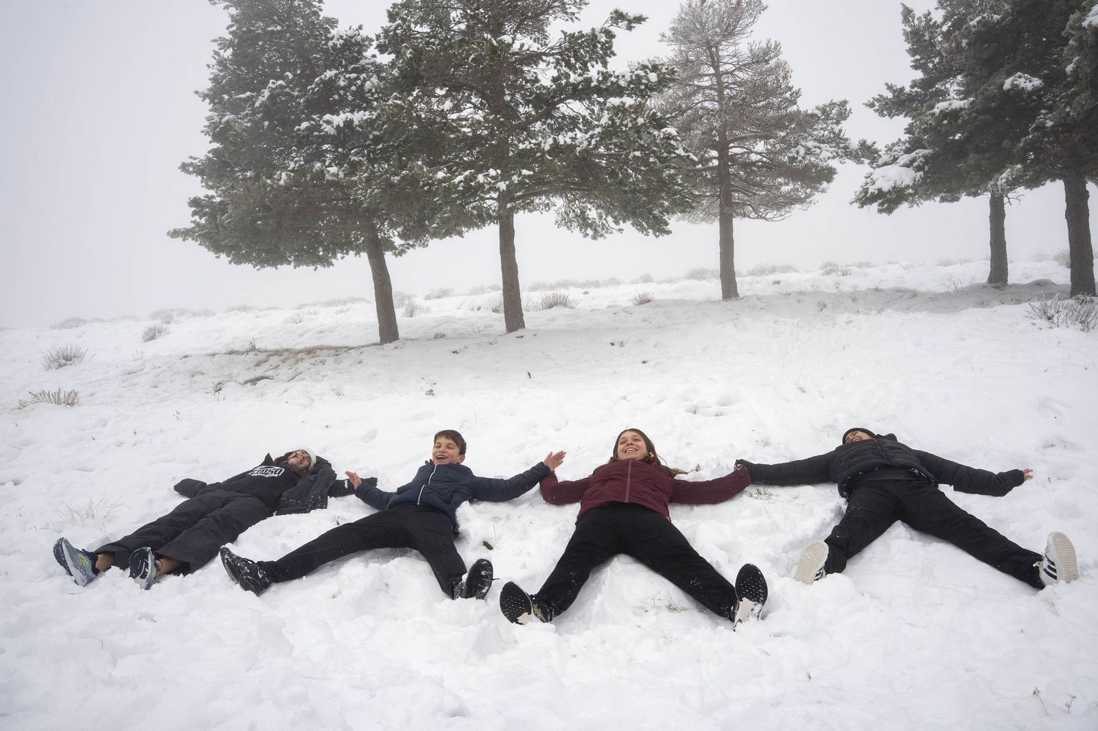 Las imágenes de la nieve y los juegos en familia en Calar Alto