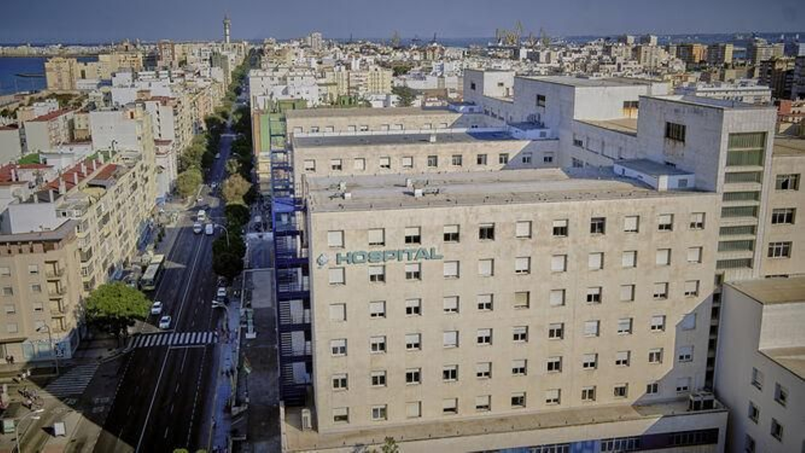 Imagen aérea del hospital Puerta del Mar de Cádiz.