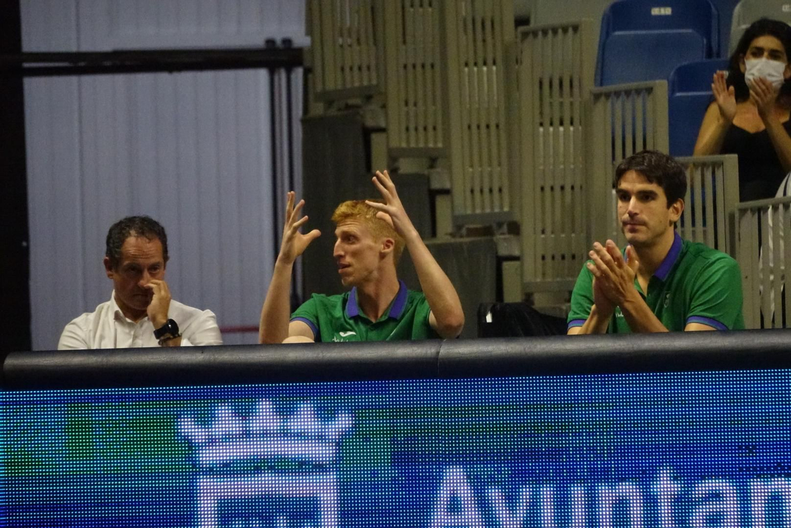 Alberto Díaz observa un partido desde la zona de lesionados en el Carpena. Alberto Díaz observa un partido desde la zona de lesionados en el Carpena.
