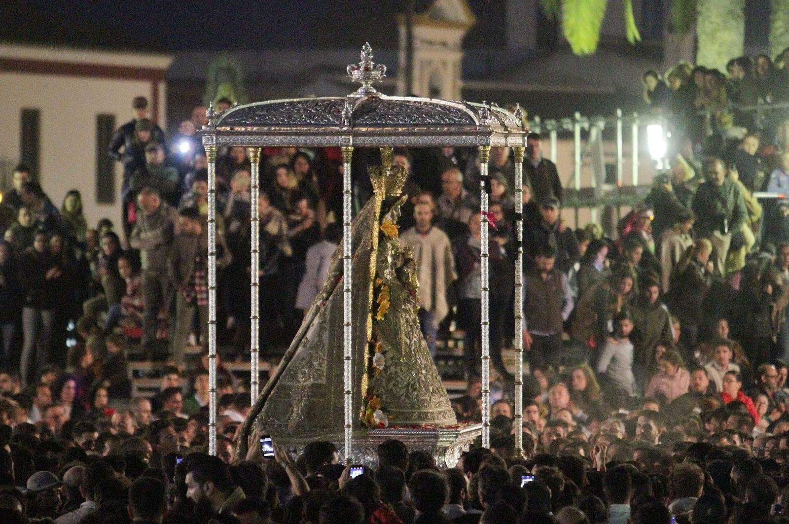 Las imágenes de la procesión de la Virgen del Rocío por la aldea en el Lunes de Pentecostés