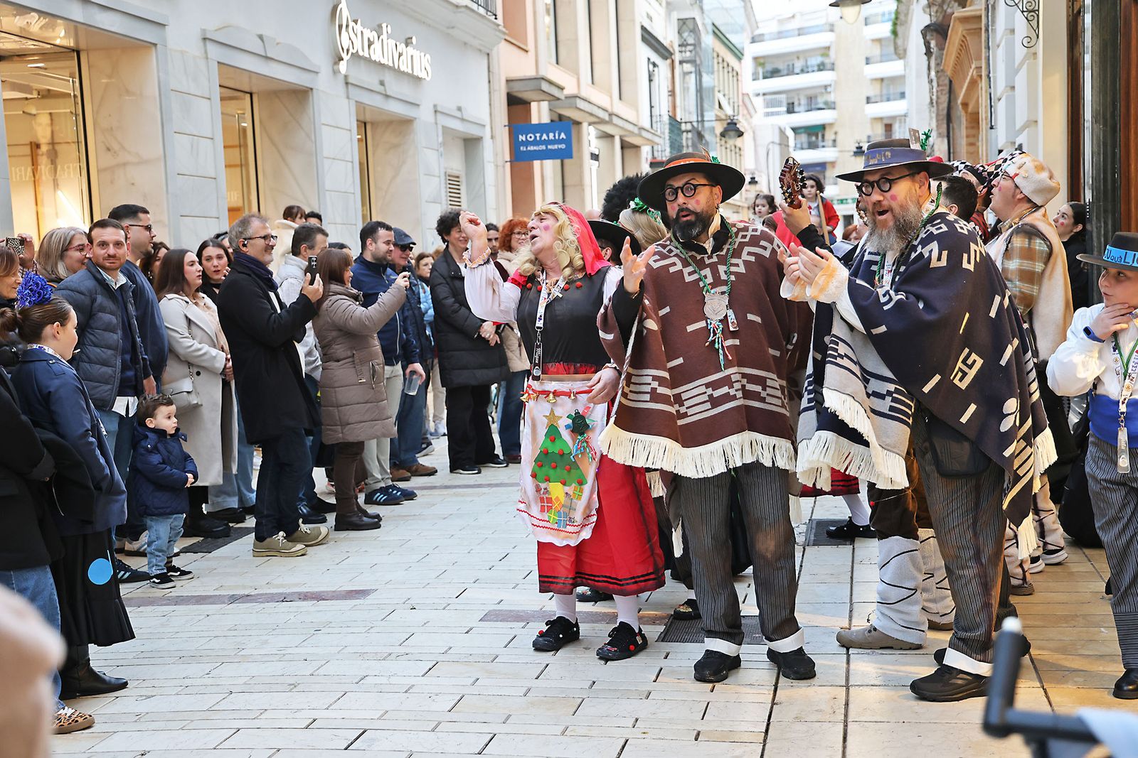 Las agrupaciones del Carnaval Colombino toman las calles del centro de Huelva