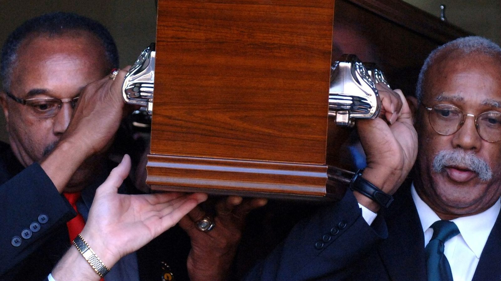 Smith y Carlos portando el féretro de su amigo Peter Norman en Melbourne en 2006