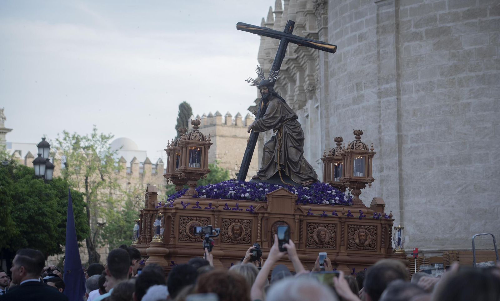 El Cristo de la Corona en su salida del Viernes de Dolores.