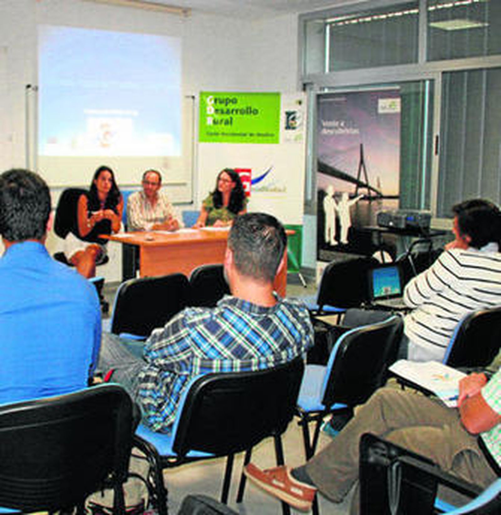 Explicación de la iniciativa en la Unidad Local de Promoción de Actividades.