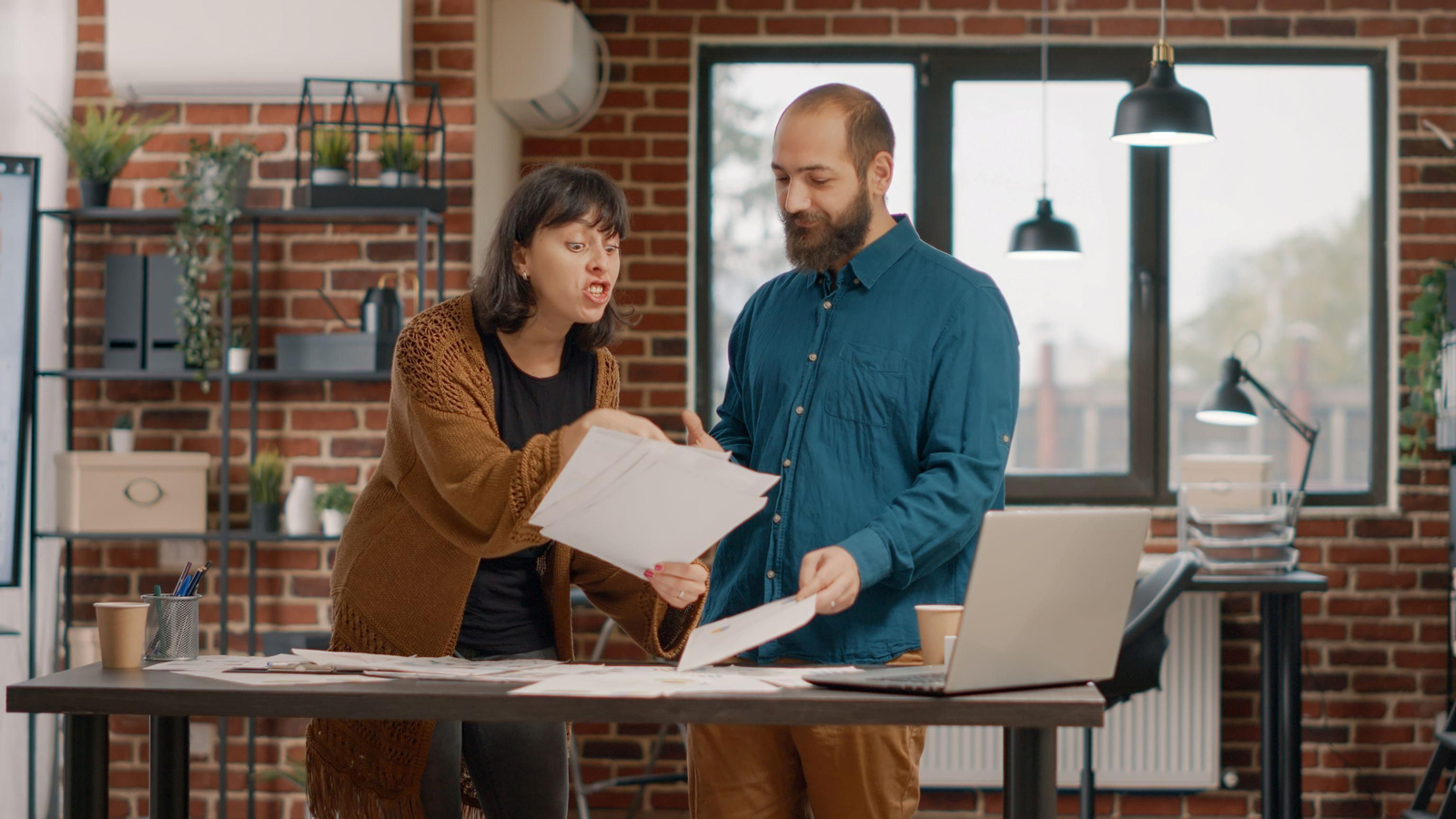 Un conflicto entre un hombre y una mujer.