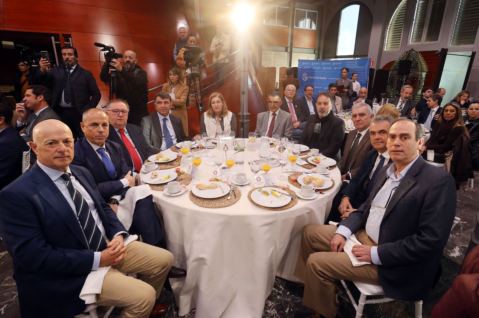 Imágenes del desayuno-coloquio con Jorge Paradela en el Foro Joly Andalucía celebrado en Huelva