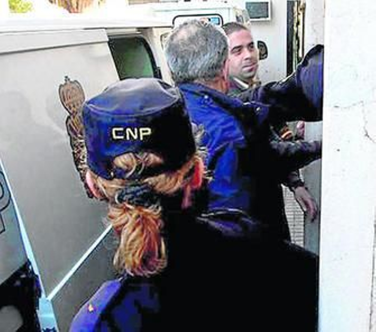 El Yeyo, ayer a su llegada al Palacio de Justicia para asistir al juicio. A la derecha, el ex policía de Antidroga imputado en el proceso.