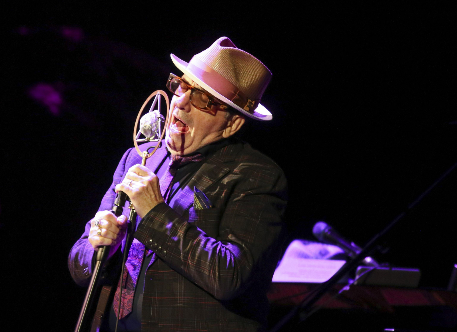 Así ha sido el concierto de Elvis Costello en Granada antes de su suspensión por la lluvia