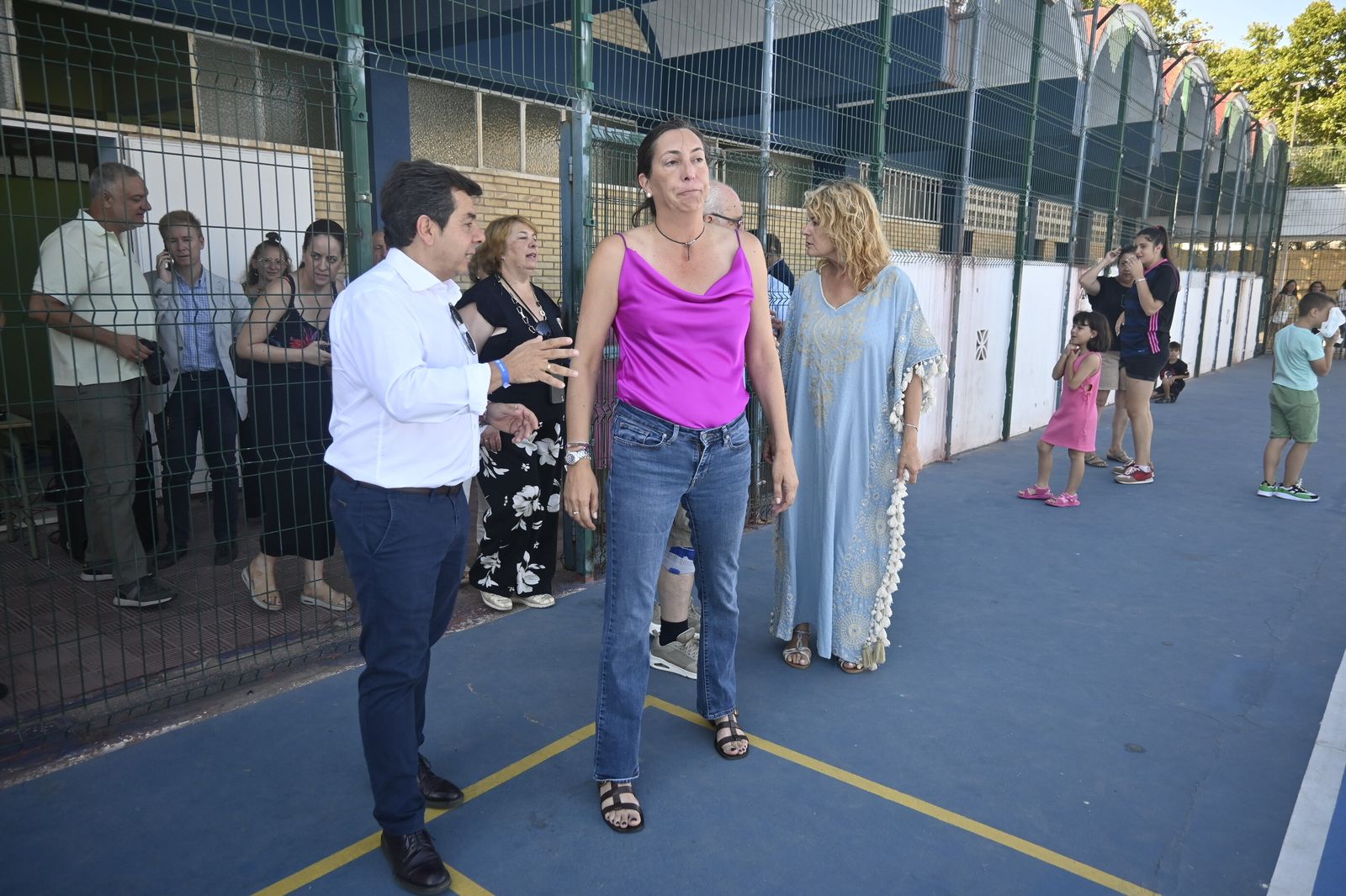 Loles López y Pilar Miranda visitan la escuela de verano del Distrito V, en imágenes