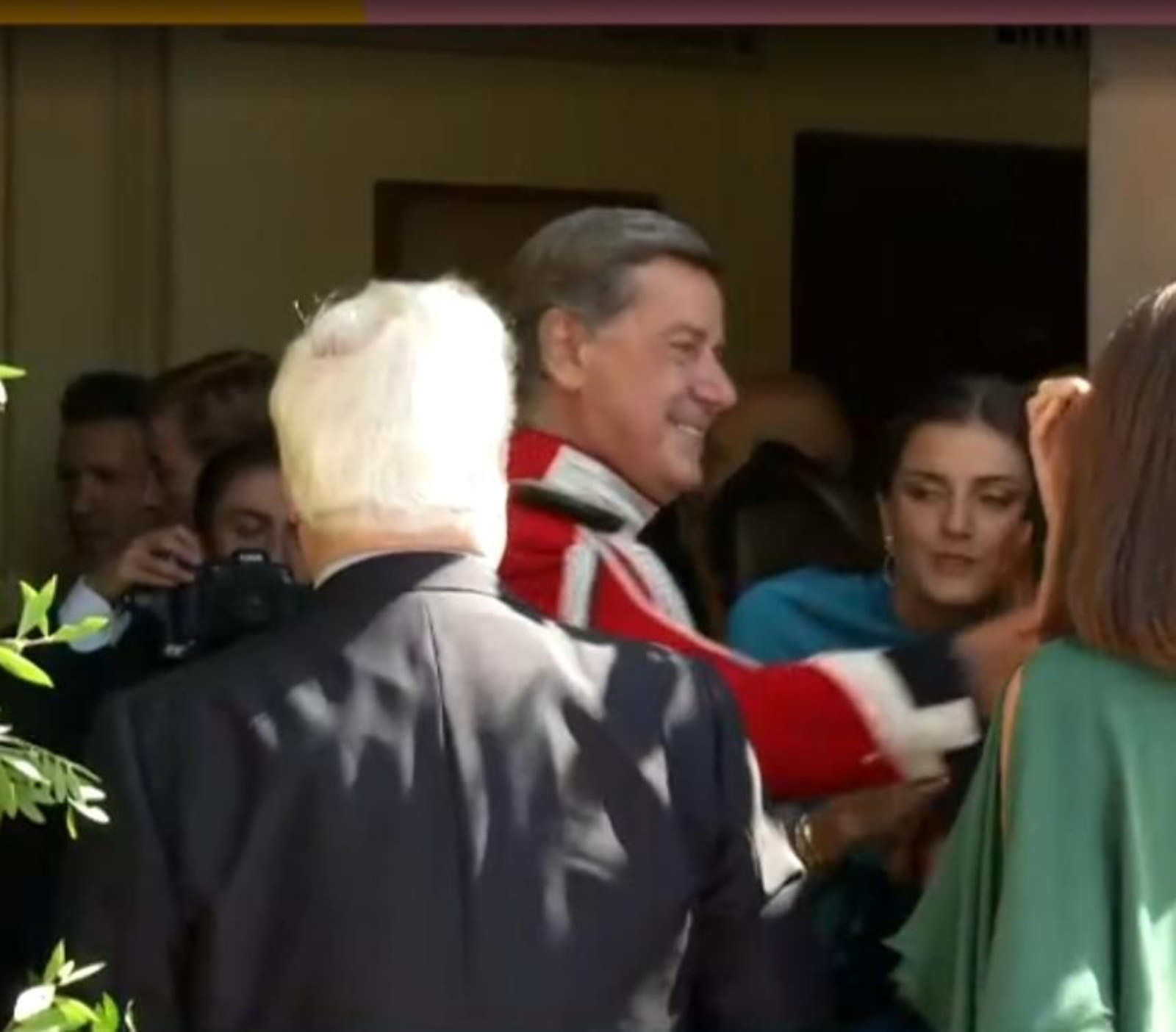 Cayetano recibe a su hermano Carlos en el atrio de la iglesia de los Gitanos con motivo de su boda, imagen tomada de RTVE