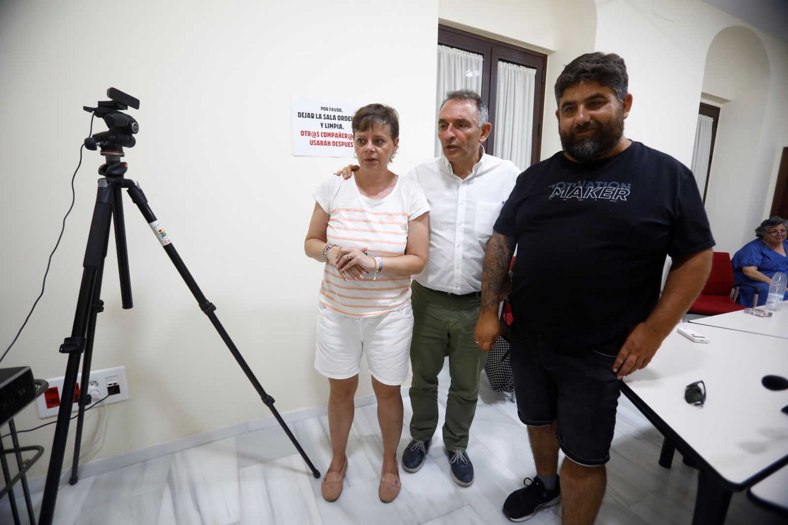En el centro, el candidato al Congreso, Enrique Santiago, a la espera de los resultados.