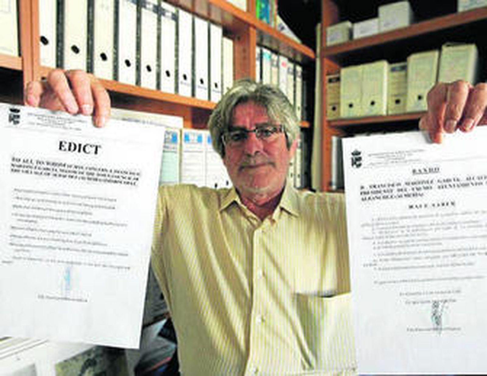 El alcalde de Albanchez con los dos bandos.