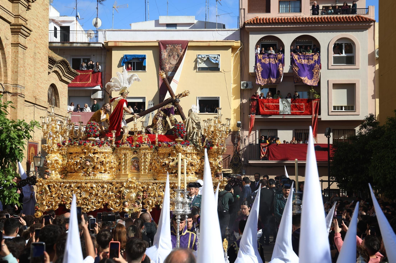 Las mejores imágenes del Lunes Santo en Huelva: Hermandad de las Tres Caídas