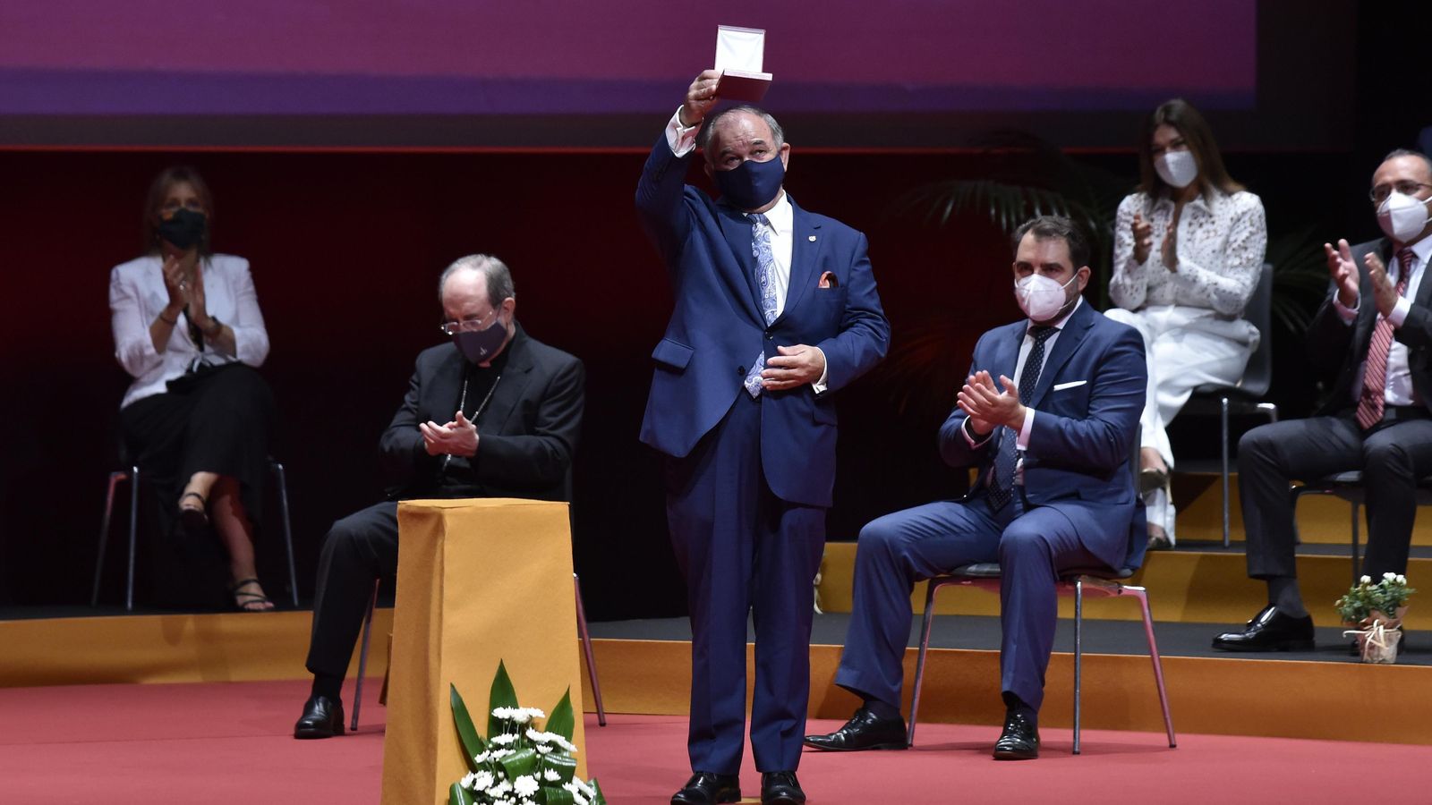 Andrés Martín alza la Medalla de Sevilla