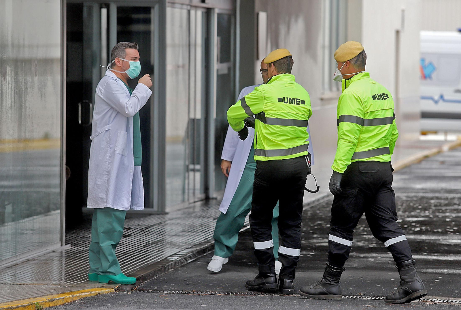 Imágenes de la UME realizando trabajos de limpieza y desinfección en el Hospital Infanta Elena de Huelva