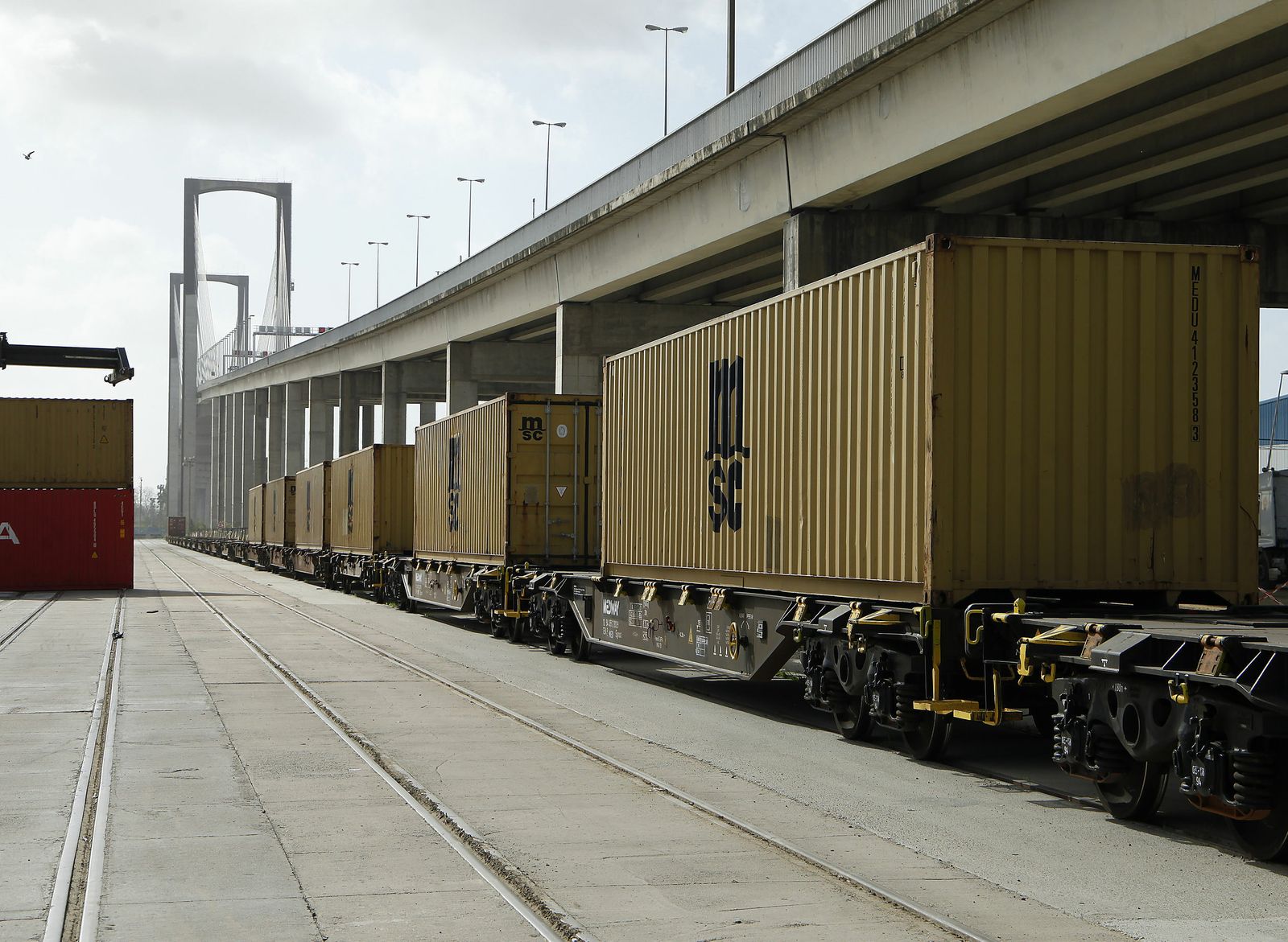 Un tren del Puerto de Sevilla cargado con contenedores en la terminal de Batán.