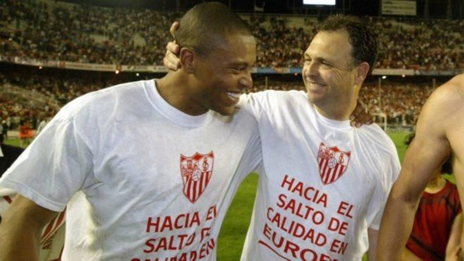 Julio Baptista y Joaquín Caparrós celebran la clasificación a la UEFA en 2004. Julio Baptista y Joaquín Caparrós celebran la clasificación a la UEFA en 2004.