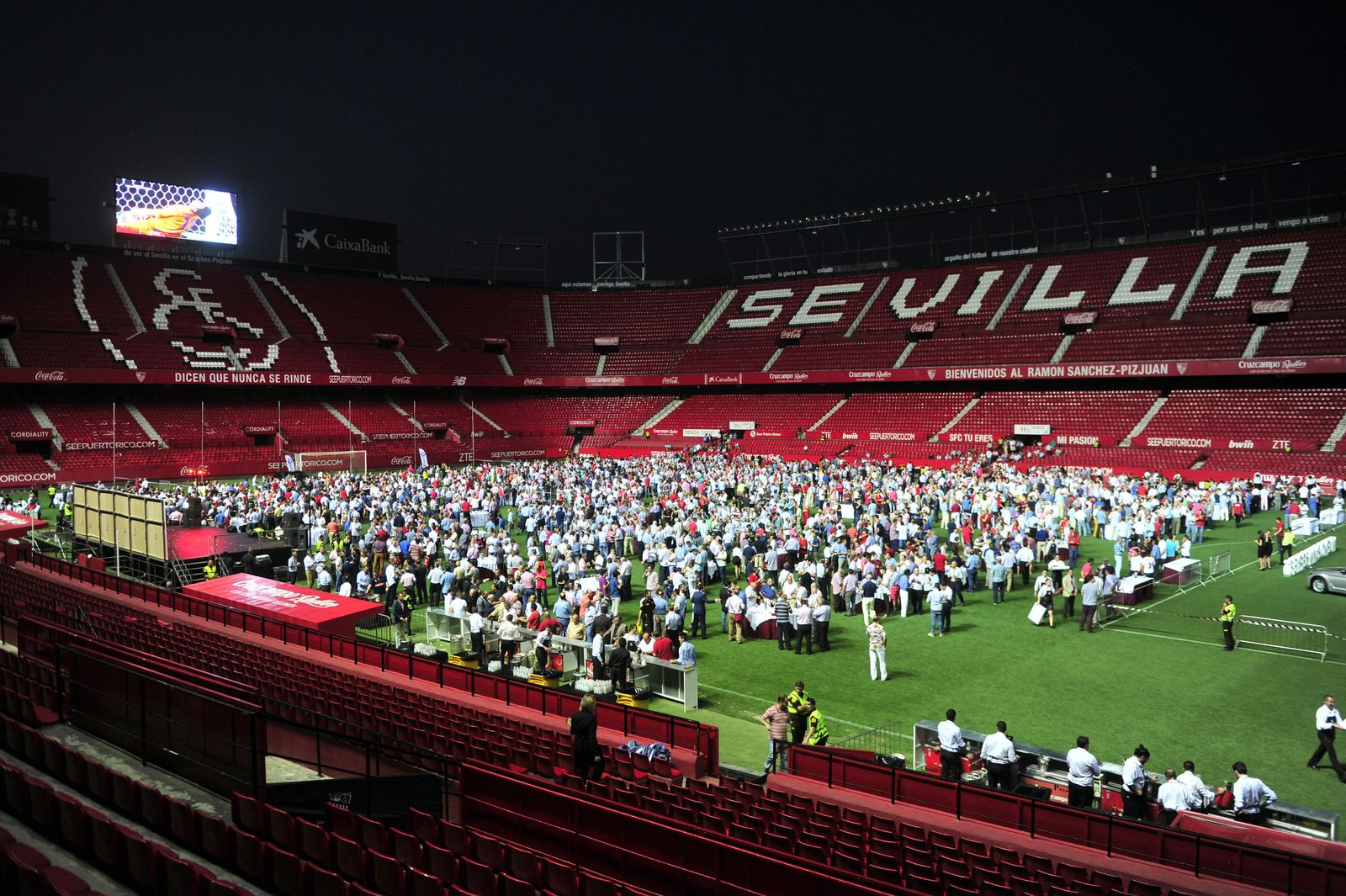 Espectacular imagen de los 4.000 'Fieles de Nervión' disfrutando de la cena que les ofreció el club en el estadio Ramón Sánchez-Pizjuán.