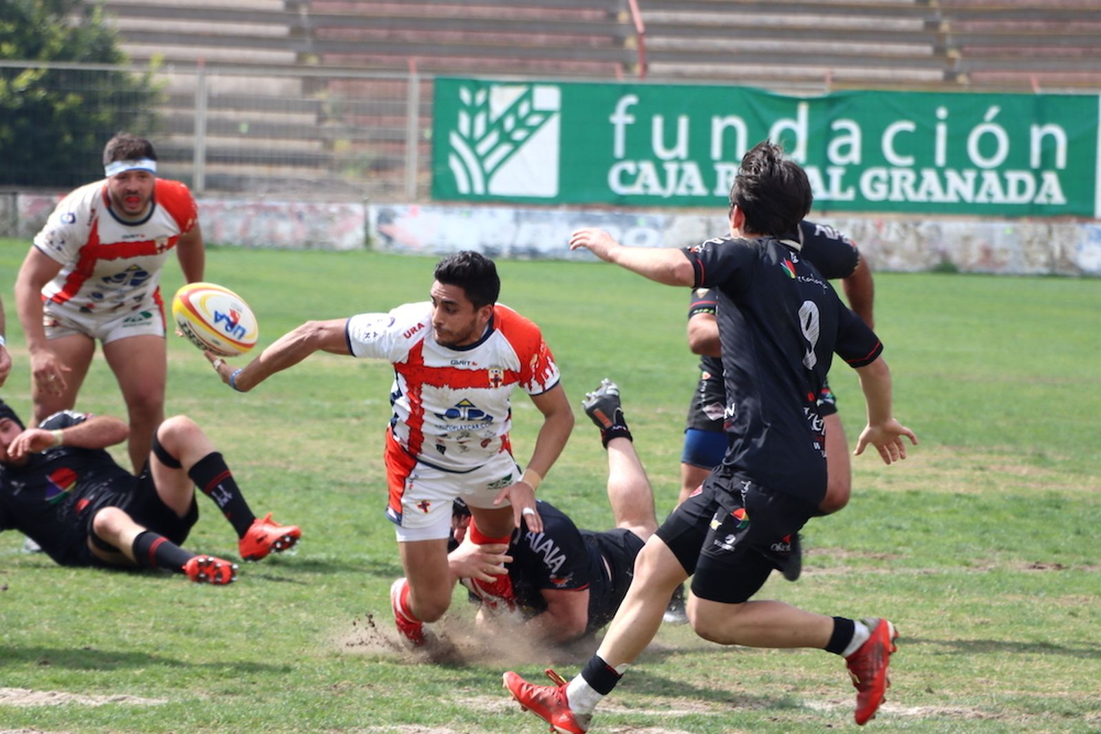 Emilio Arias trata de sortear la entrada de un rival en el partido disputado en el Juan Rojas.