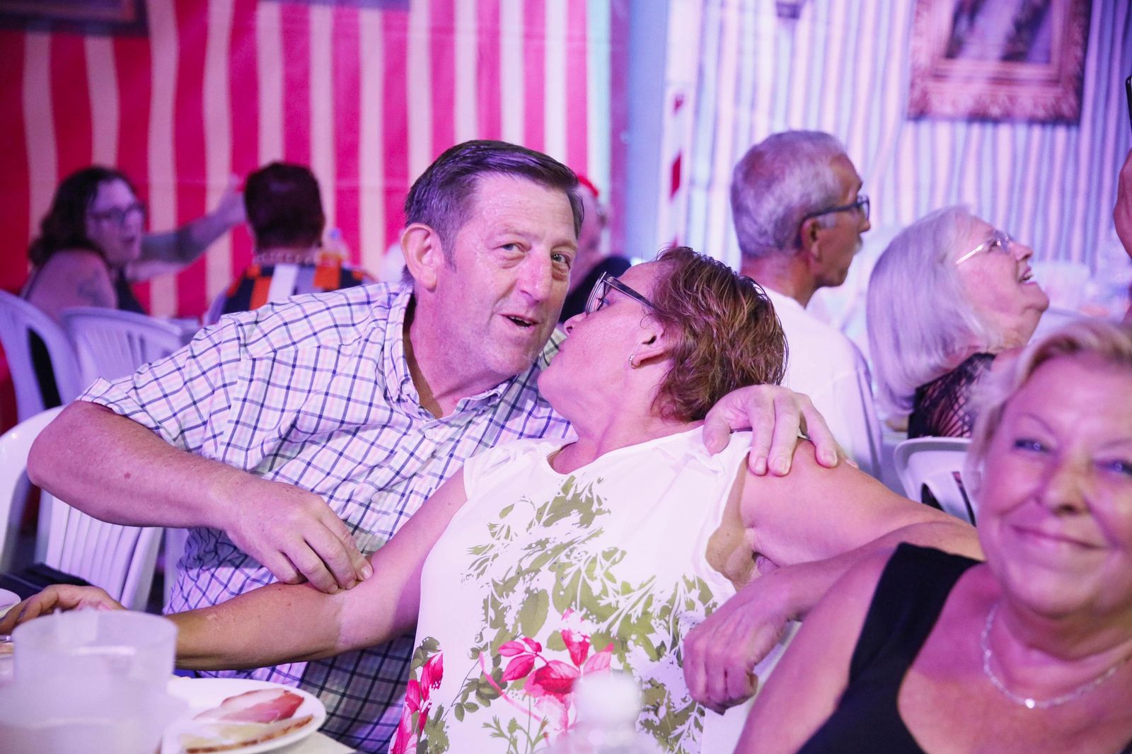 Las mejores imágenes del homenaje a los mayores en la caseta municipal de Almería