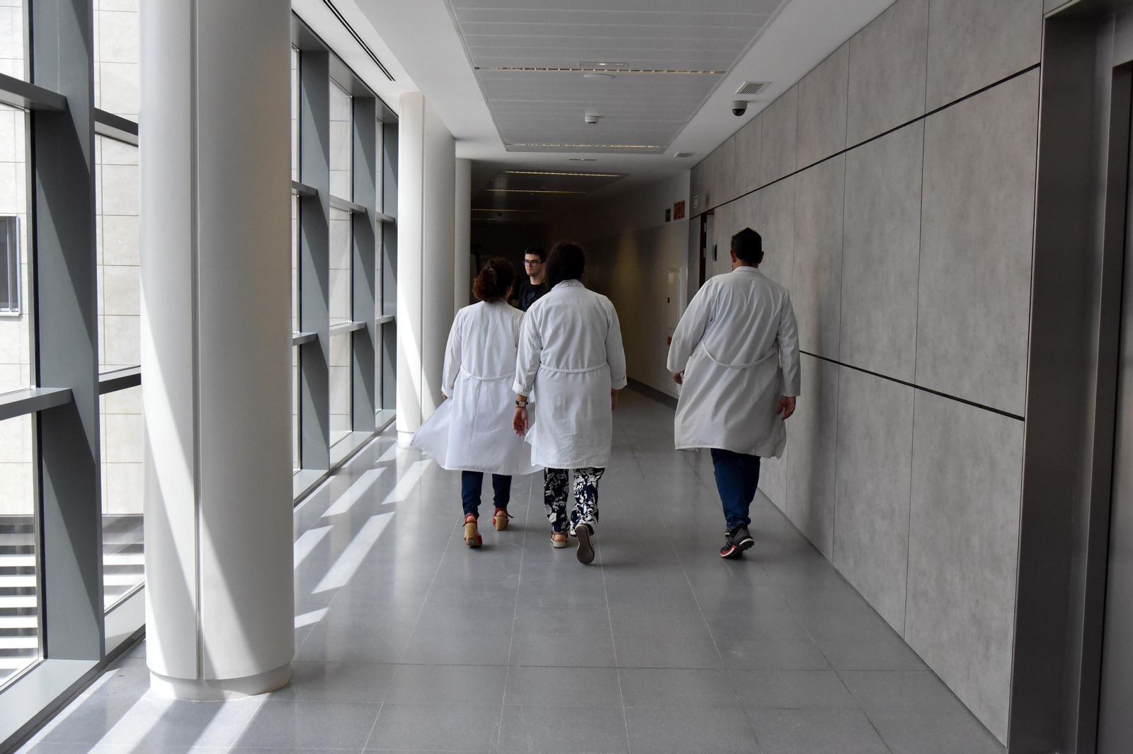 Dos enfermeros preparan una de las habitaciones de la quinta planta.