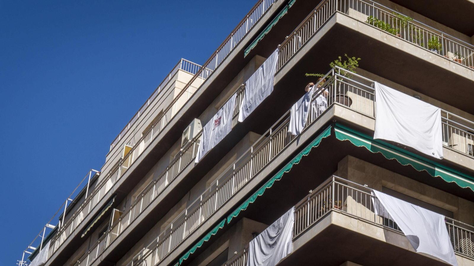 Fotos: Calle Ganivet de Granada vestida con sábanas blancas como protesta vecinal por los ruidos