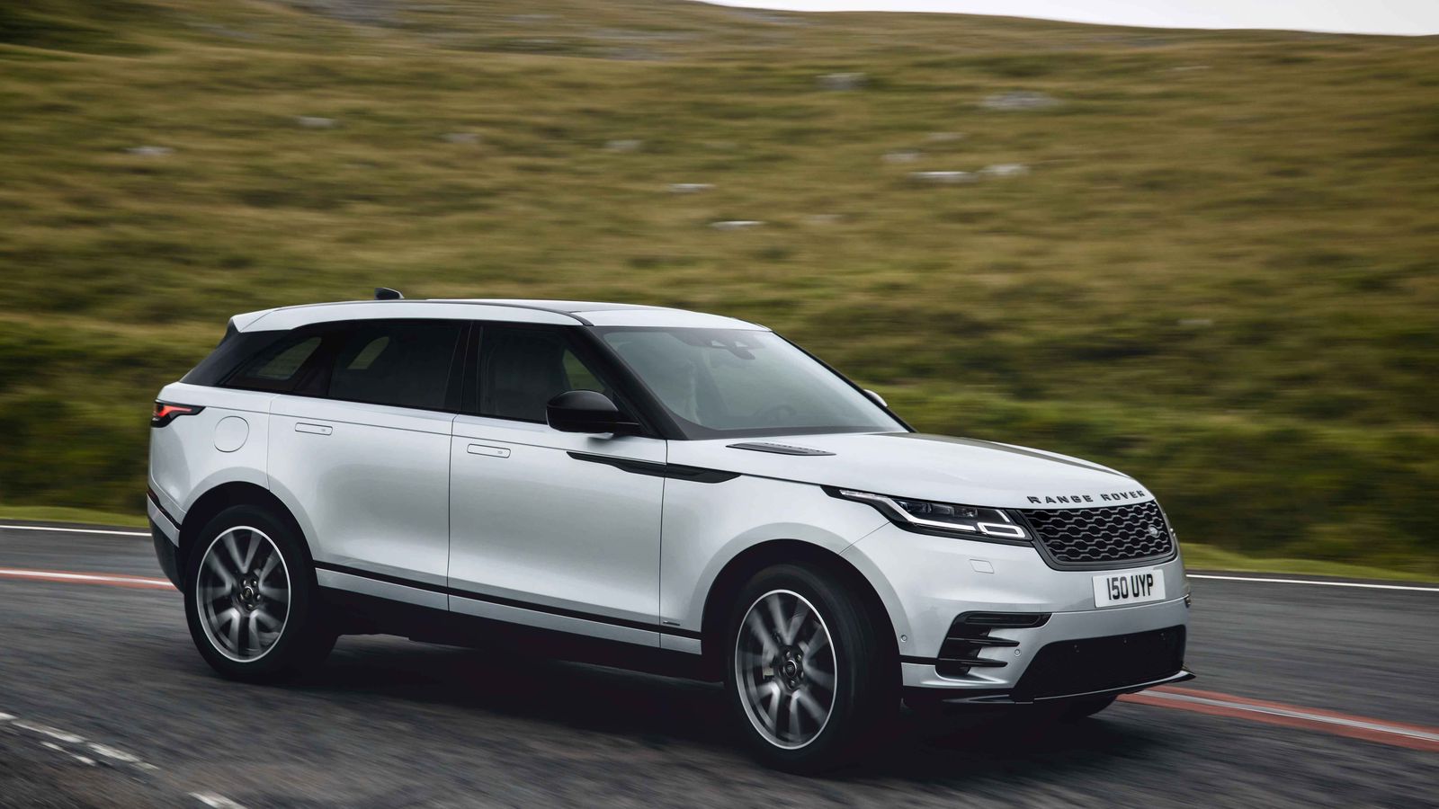 El Velar incorpora por primera vez la nueva familia de motores Ingenium de seis cilindros en línea y 3 litros. Todos sus Diesel y gasolina, salvo la versión P250 de 250 CV, disponen de tecnología mild-hybrid de 48 voltios.