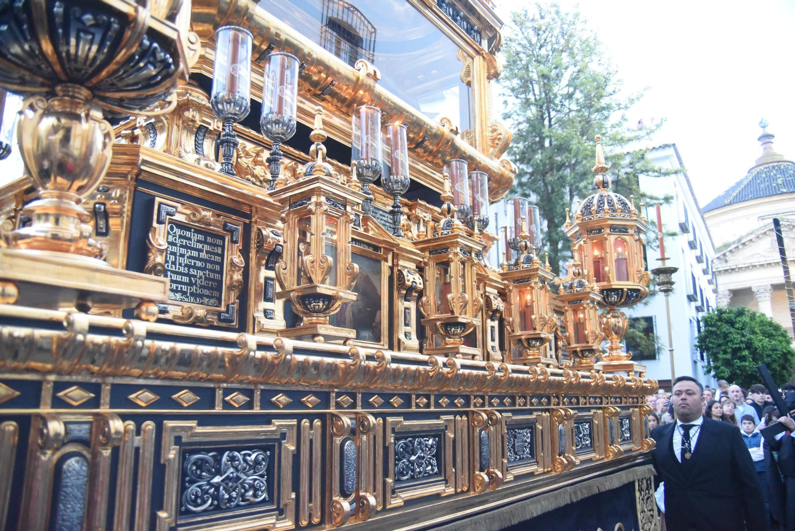 La procesión del Santo Sepulcro en este Viernes Santo de Córdoba, en imágenes