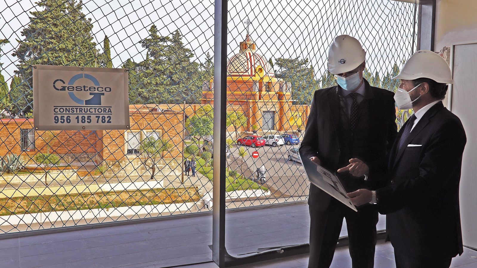 Los responsables de Mémora, en las instalaciones.