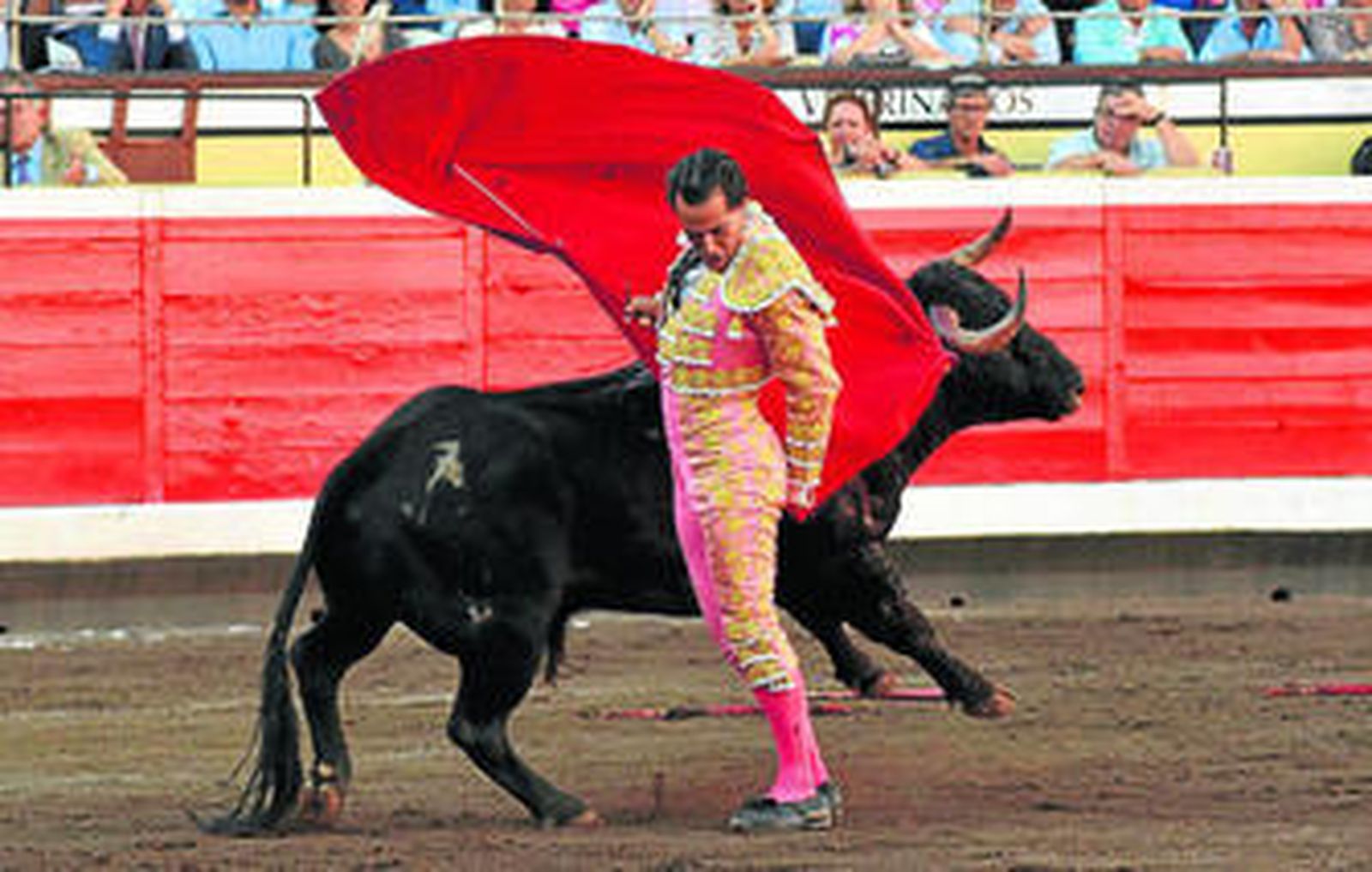 Iván Fandiño, en una mondoñina a su primer toro, ayer, en Bilbao.