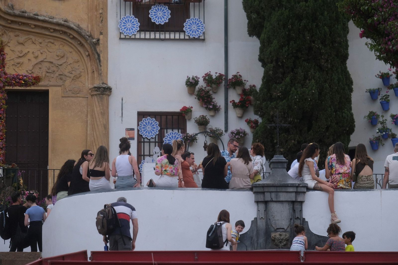 Público en la cruz del Bailío.