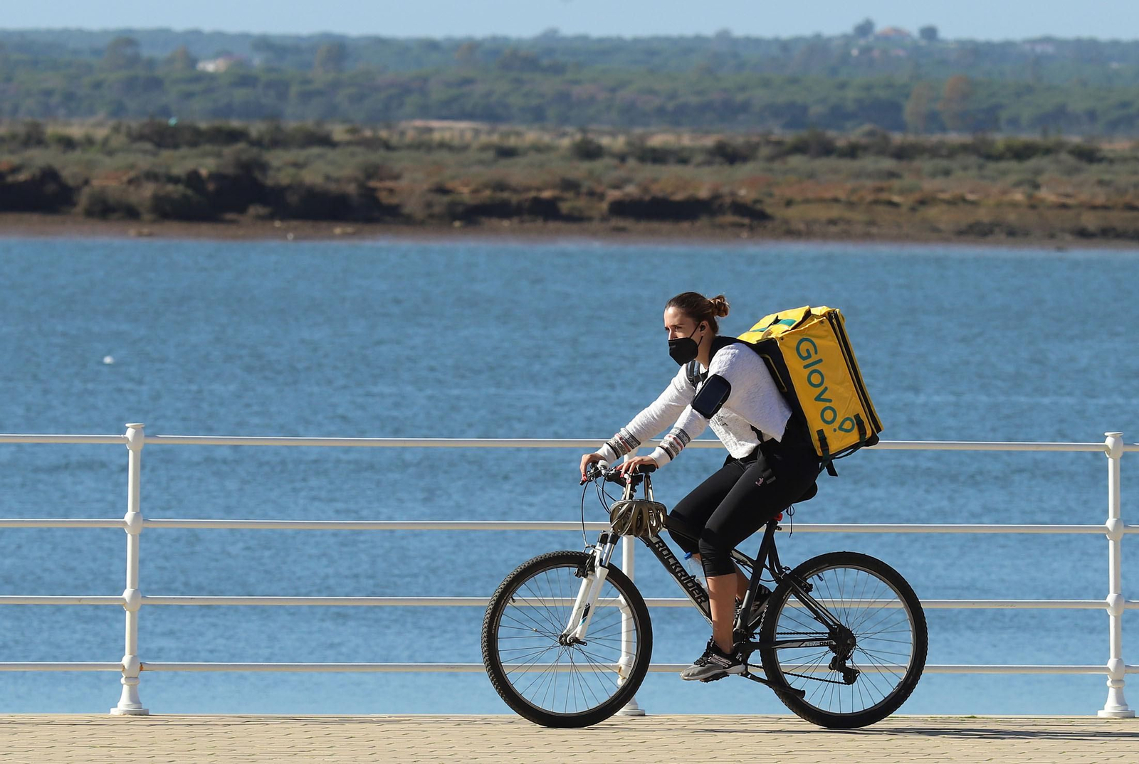 Una trabajadora de Glovo.