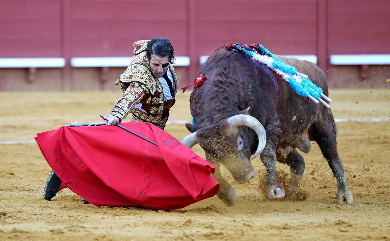 Juan José Padilla abrió faena con su buen segundo con una serie por la derecha de rodillas en el centro de la plaza, citando de largo, que fue de clamor.