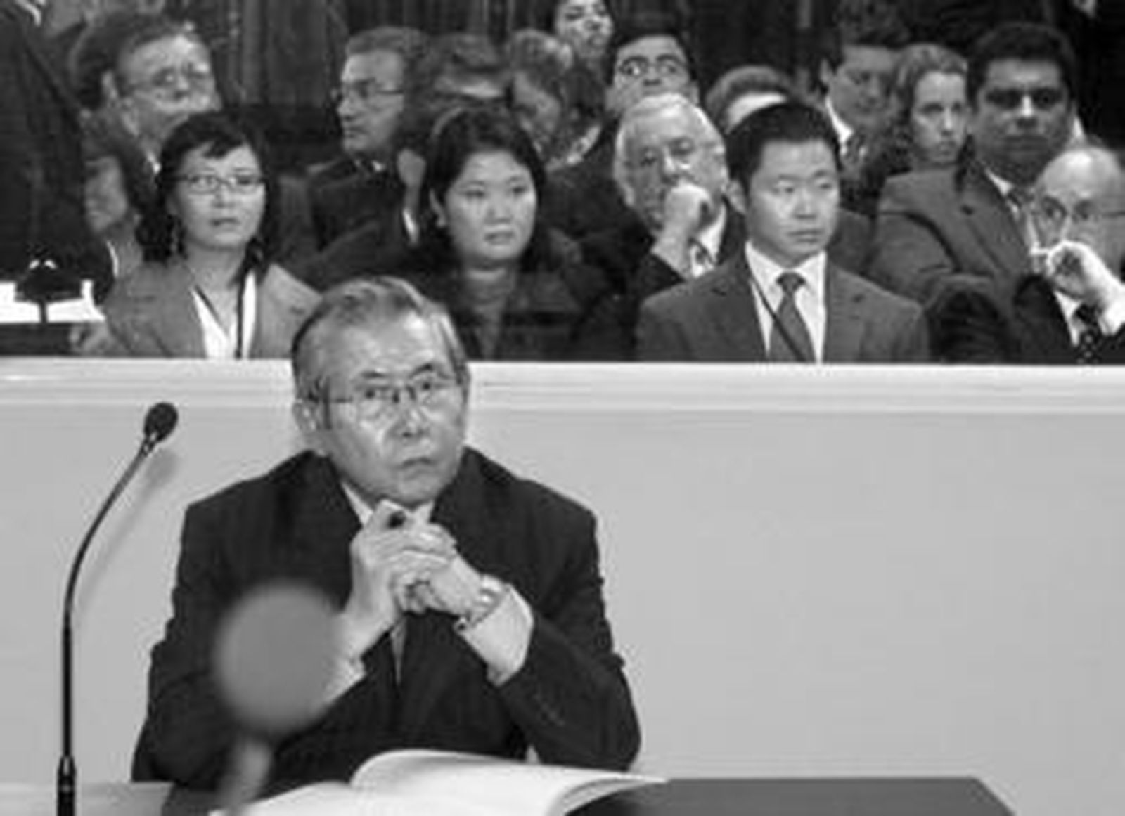 Fujimori, al inicio del juicio, con su hija en primera fila.