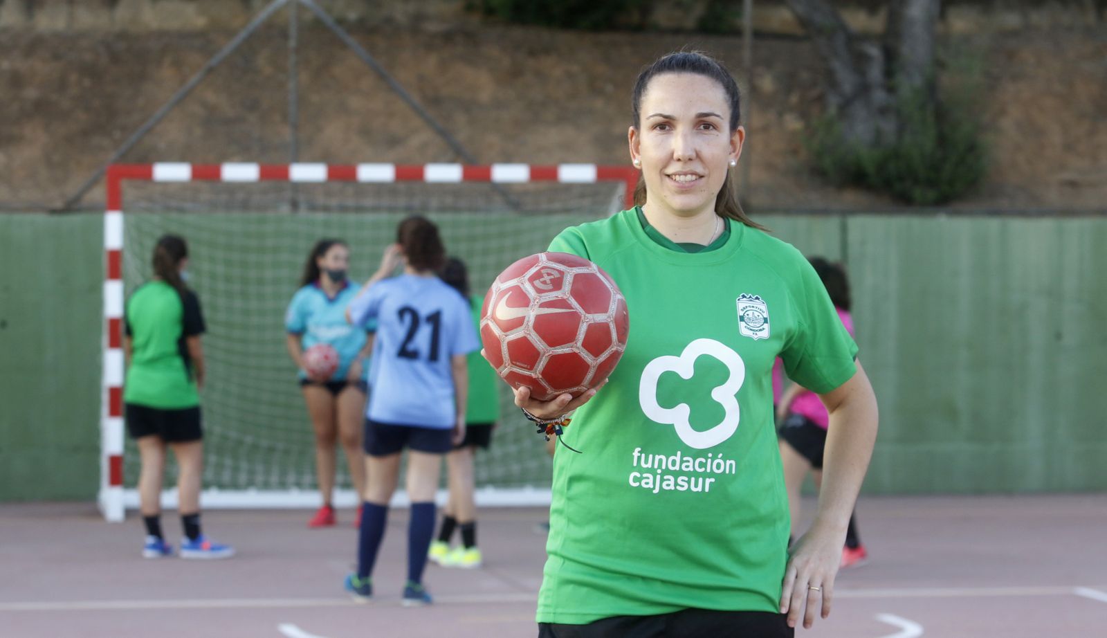 Inma Sojo sujeta una pelota durante un entrenamiento del equipo cadete.
