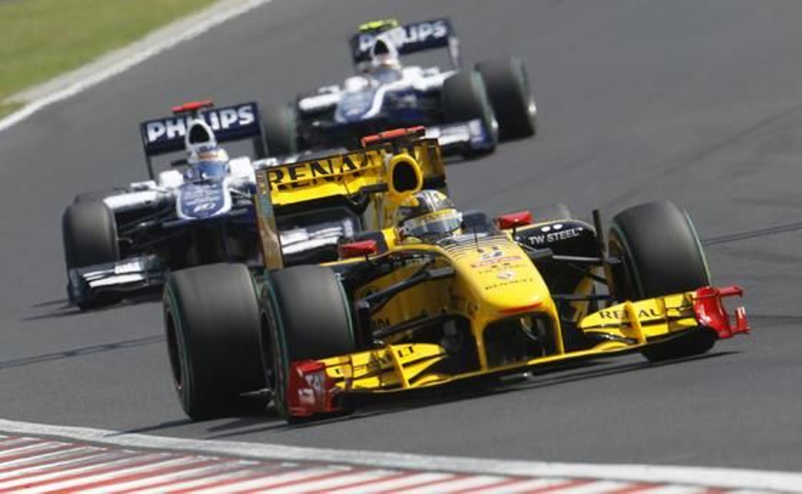 Fernando Alonso acaba segundo por detrás de Webber en el Gran Premio de Hungría. / Reuters