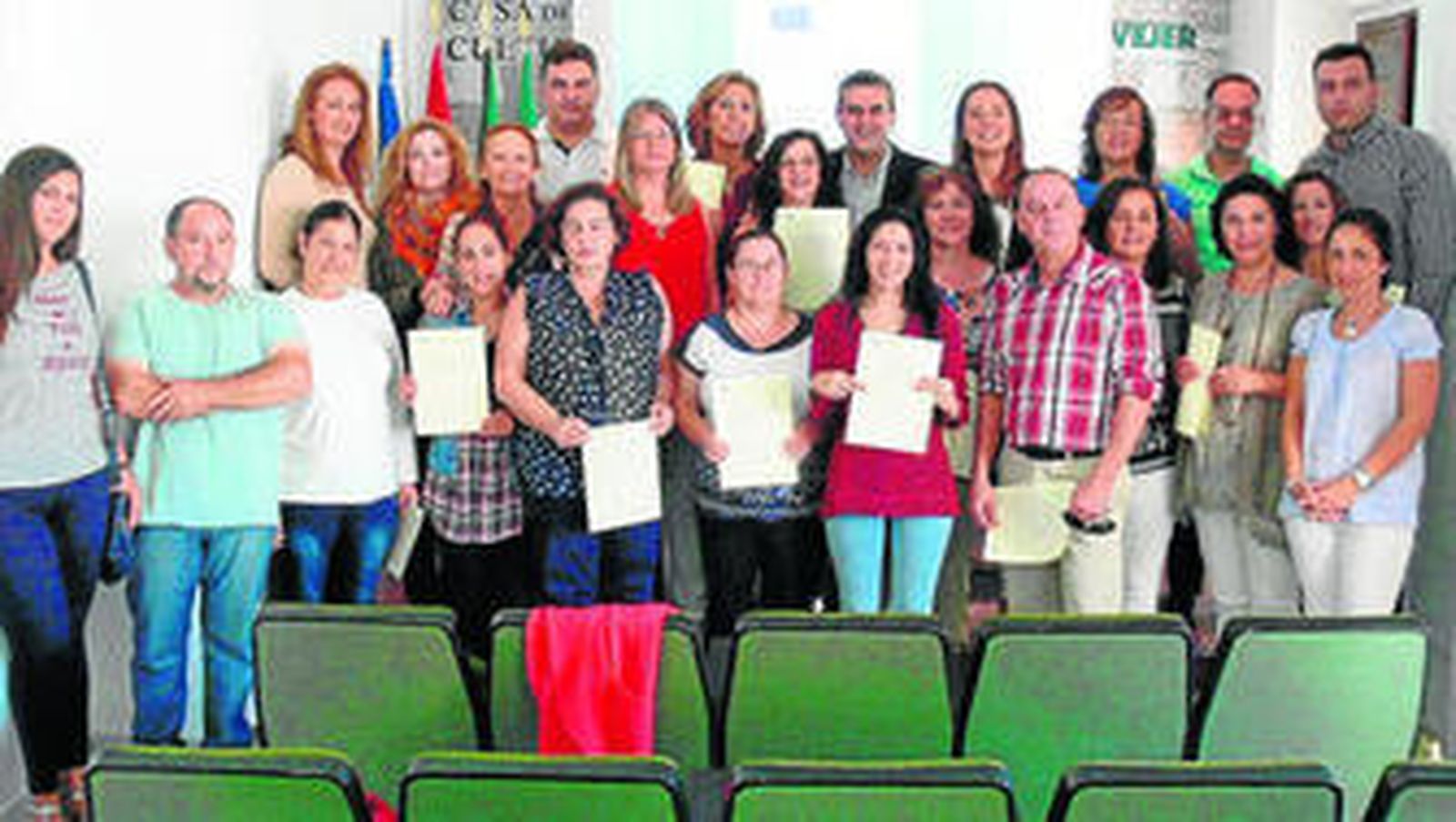Los responsables institucionales junto a los alumnos que han recibido los diplomas acreditativos de su formación.