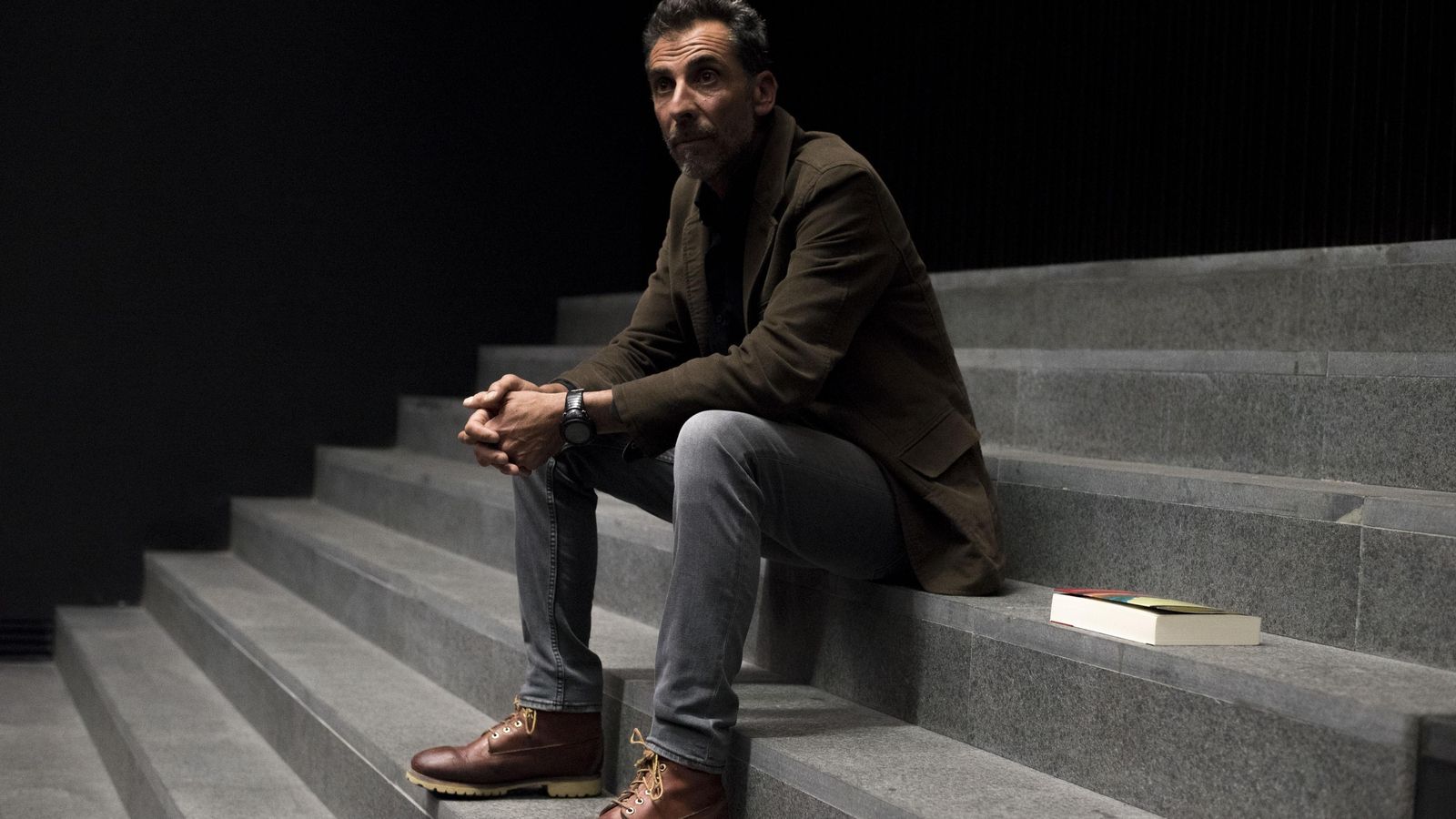 El autor murciano posa en las inmediaciones del Centro Lorca.