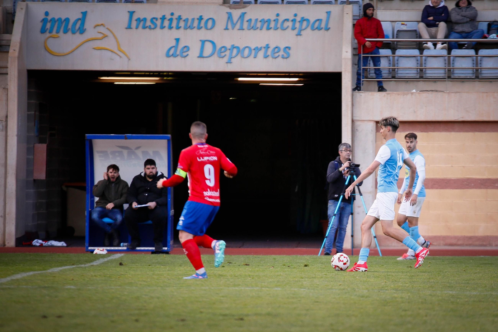 El celeste Navarro conduce el balón durante un encuentro de los ejidenses disputado esta temporada en Santo Domingo. El celeste Navarro conduce el balón durante un encuentro de los ejidenses disputado esta temporada en Santo Domingo.