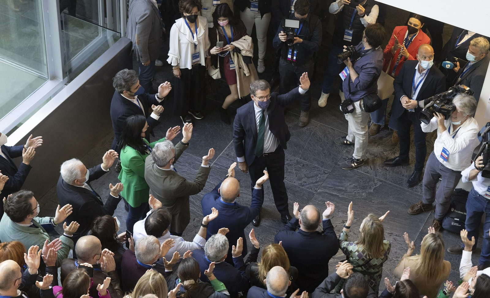 La proclamación de Feijóo como presidente del PP en Sevilla, en imágenes
