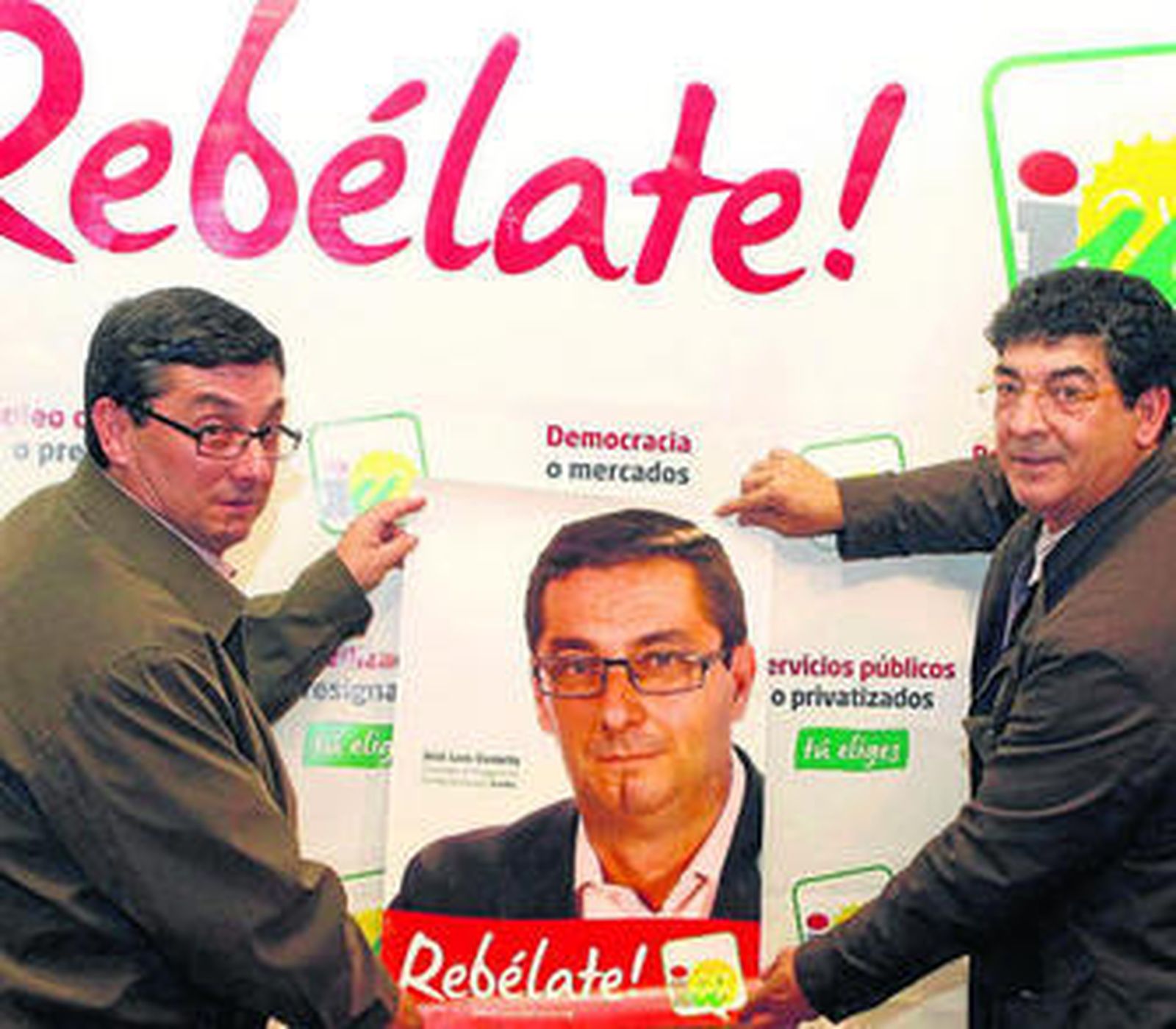 El candidato de IU por Sevilla, José Luis Centella, junto al coordinador regional de IU, Diego Valderas.