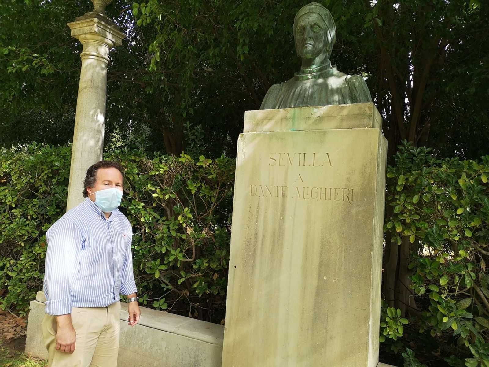Lorenzo López junto al monumento a Dante en el Parque de María Luisa.