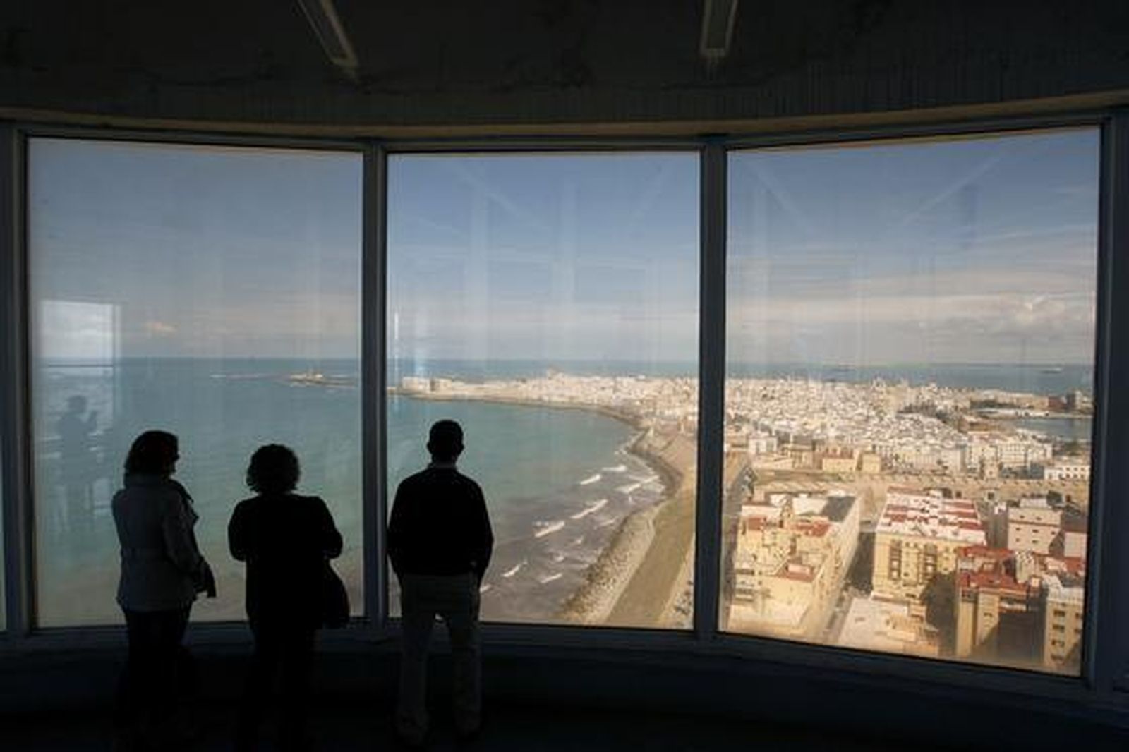 Una visita a lo alto del Pirulí ofrece una singular vista Cádiz.   Foto: Jose Braza