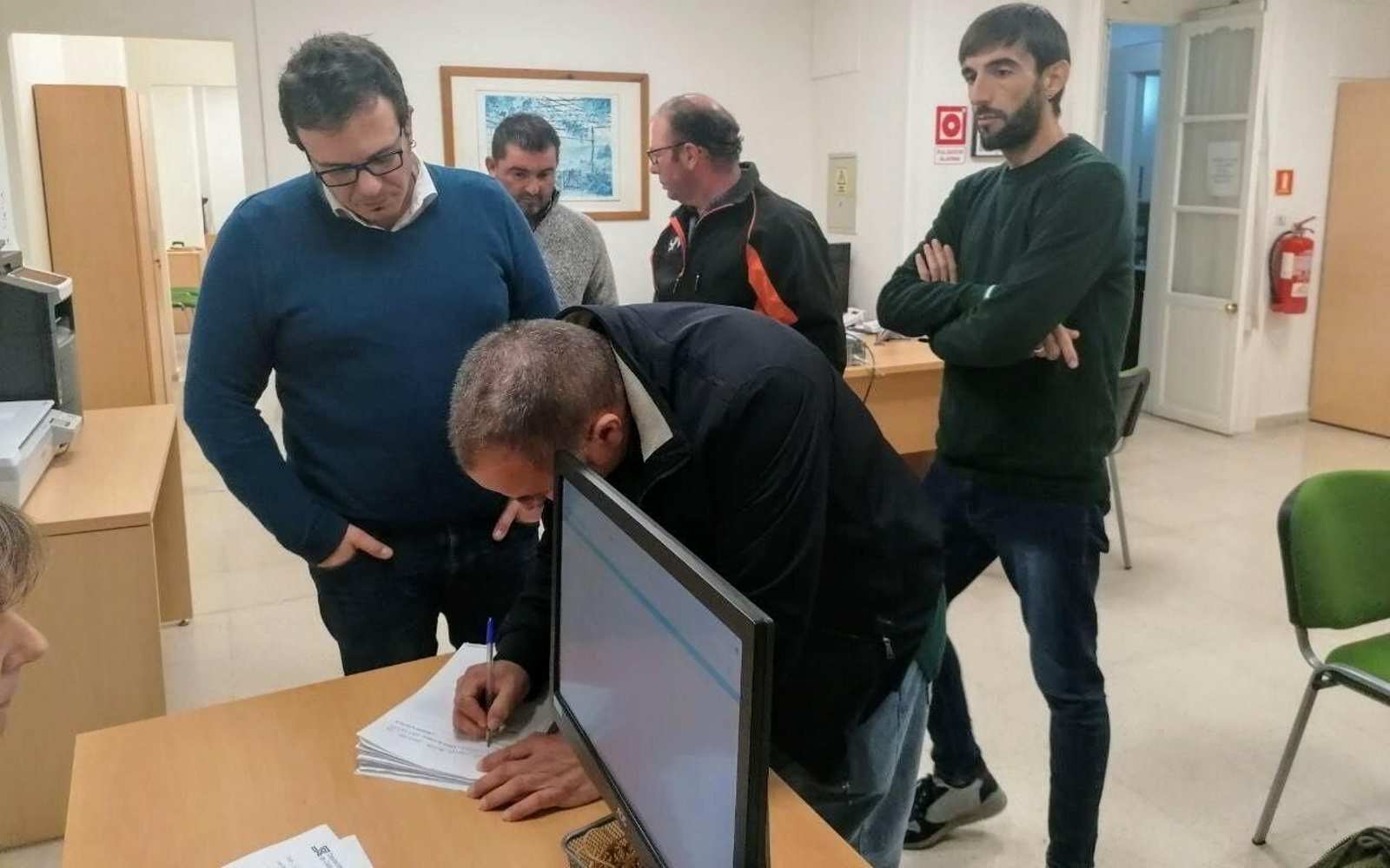 Vecinos de La Reyerta registrando las firmas en la Diputación con cargos públicos de Adelante Cádiz y Podemos Sanlúcar.