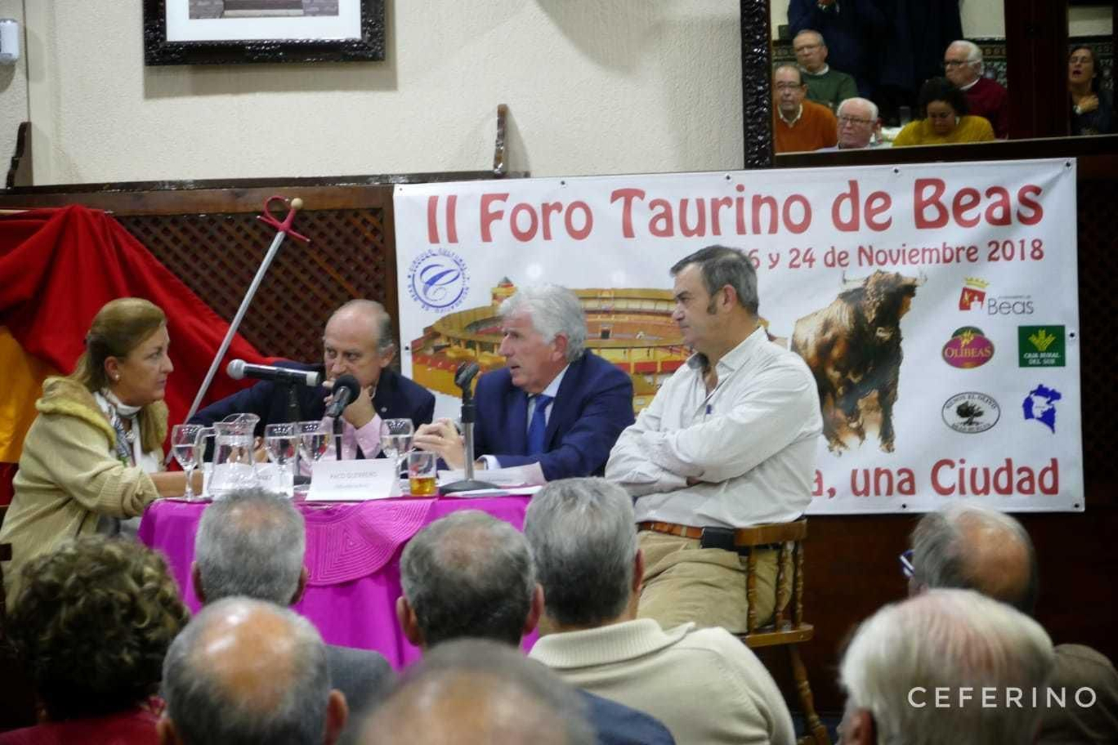 Juan León, Lola Domingo y Paco Pirfo durante el análisis de las Colombinas.